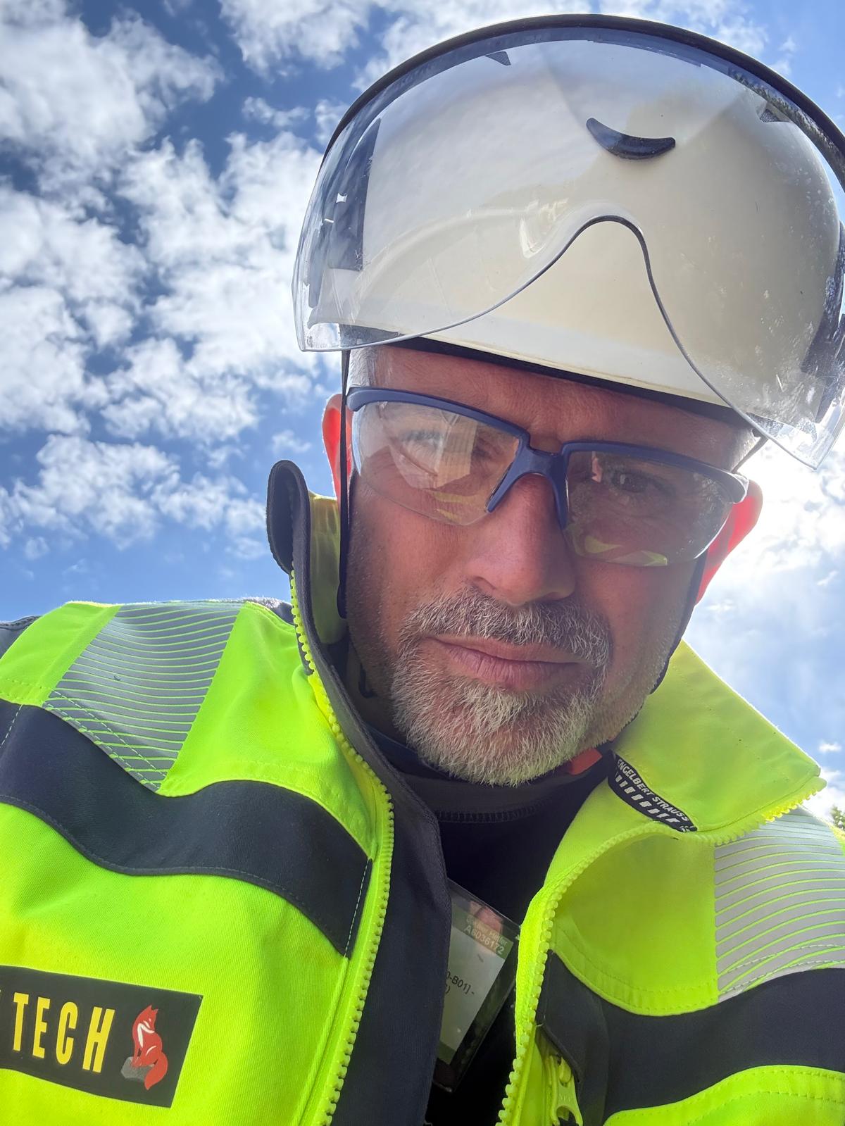 Ronald Rafael Fuxsteiner, Inhaber von FUXTECH Schmiertechnik, im Einsatz mit Schutzausrüstung